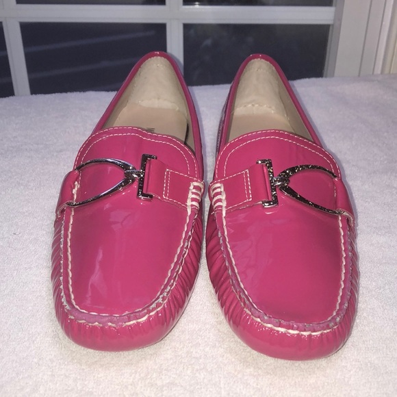 NEW! Michael Shannon fuchsia Paten leather flats - Picture 2 of 8